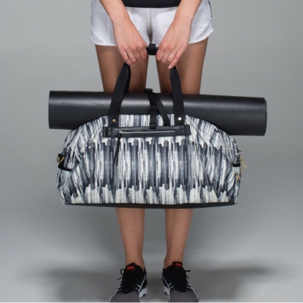 2015 - Lululemon All You Need Duffel In Scratch Match Angel Wing Black / Black